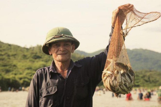 Sau tiếng hô lớn, hàng trăm người dân nhào xuống Đầm Vực bắt cá - 18