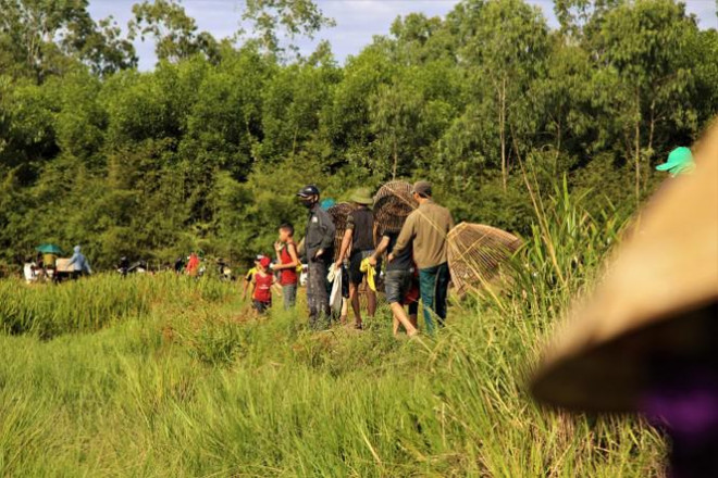 Sau tiếng hô lớn, hàng trăm người dân nhào xuống Đầm Vực bắt cá - 20