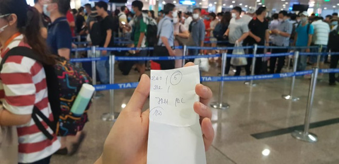 Ùn tắc ở Tân Sơn Nhất sau sự cố máy bay trượt đường băng - 2