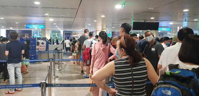 Ùn tắc ở Tân Sơn Nhất sau sự cố máy bay trượt đường băng - 5