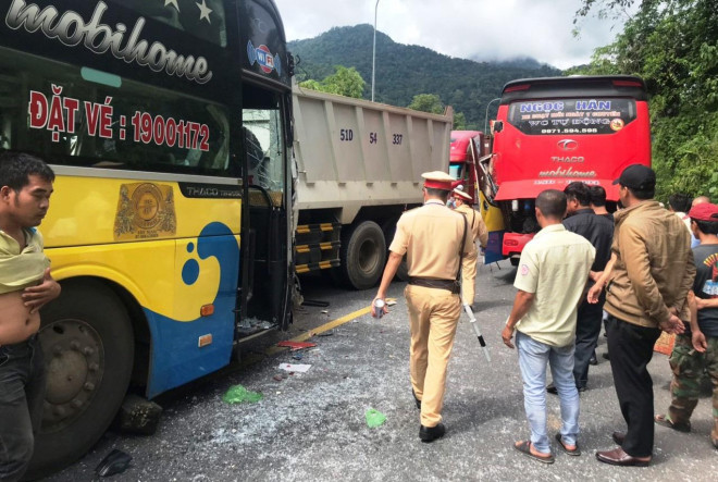 Tai nạn liên hoàn gây ách tắc nhiều giờ trên đèo Bảo Lộc - 2