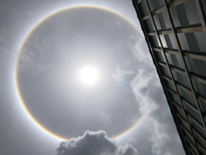 Bà Rịa-Vũng Tàu: Nhiều người thích thú với quầng sáng bao quanh mặt trời - 4