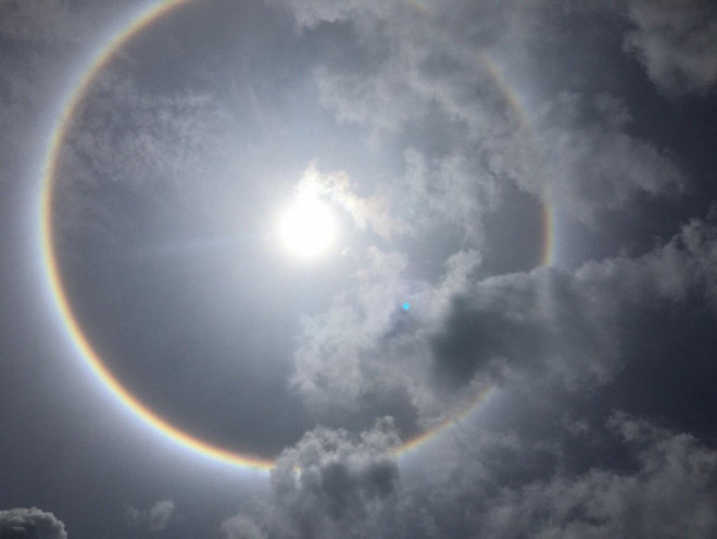 Bà Rịa-Vũng Tàu: Nhiều người thích thú với quầng sáng bao quanh mặt trời - 3