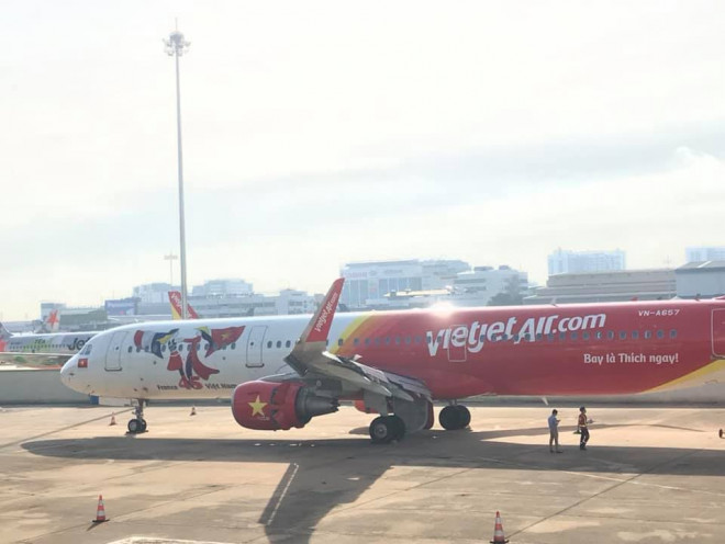 Máy bay trượt khỏi đường băng Tân Sơn Nhất: Vietjet lên tiếng xin lỗi - 1