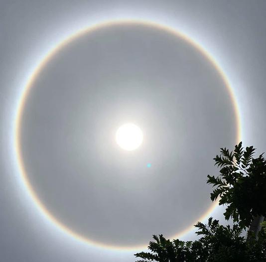 Bà Rịa-Vũng Tàu: Nhiều người thích thú với quầng sáng bao quanh mặt trời - 2