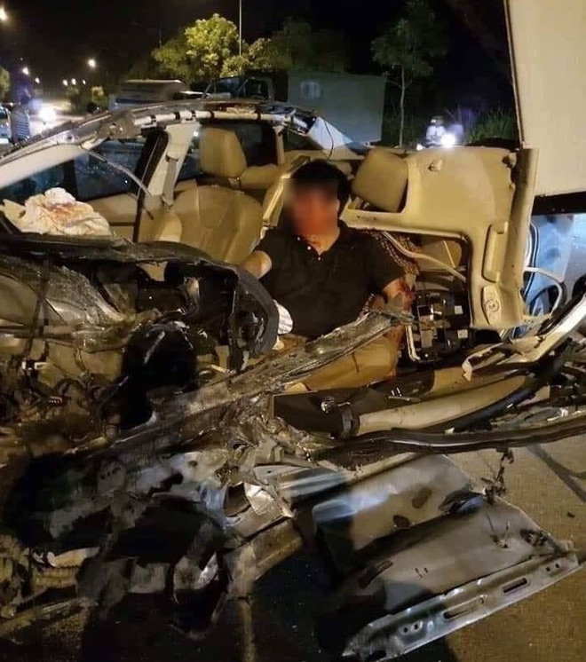 Hai xe biển xanh tông nhau kinh hoàng, ô tô con bẹp dúm - 2