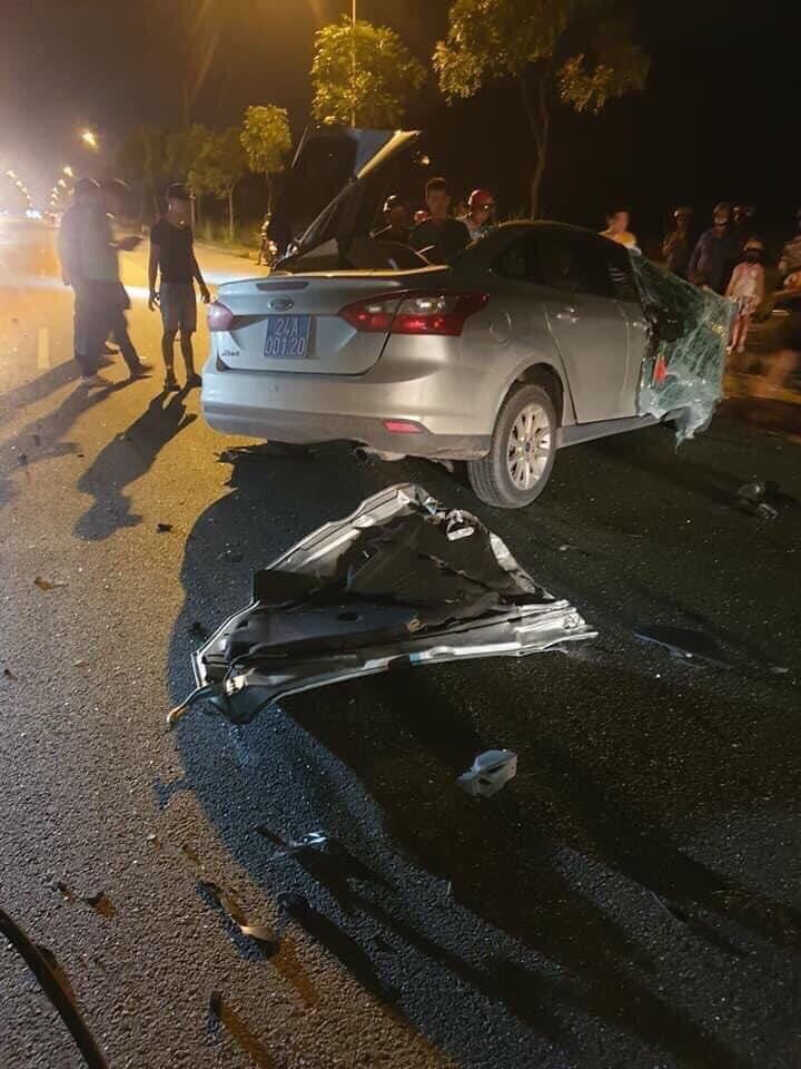 Hai xe biển xanh tông nhau kinh hoàng, ô tô con bẹp dúm - 3