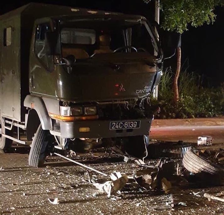 Hai xe biển xanh tông nhau kinh hoàng, ô tô con bẹp dúm - 4