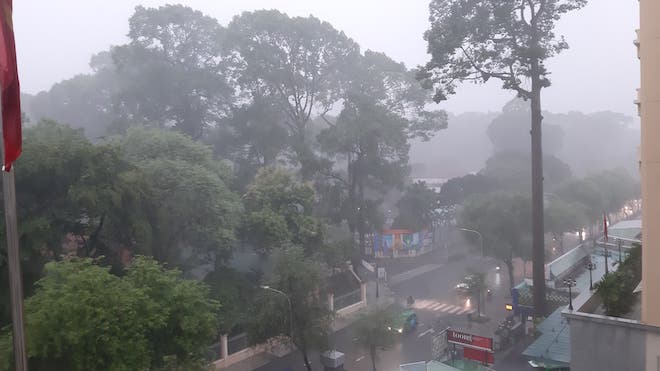 TP.HCM mưa mù trời, nước đổ như trút, người dân bật đèn chạy xe giữa ban ngày - 2