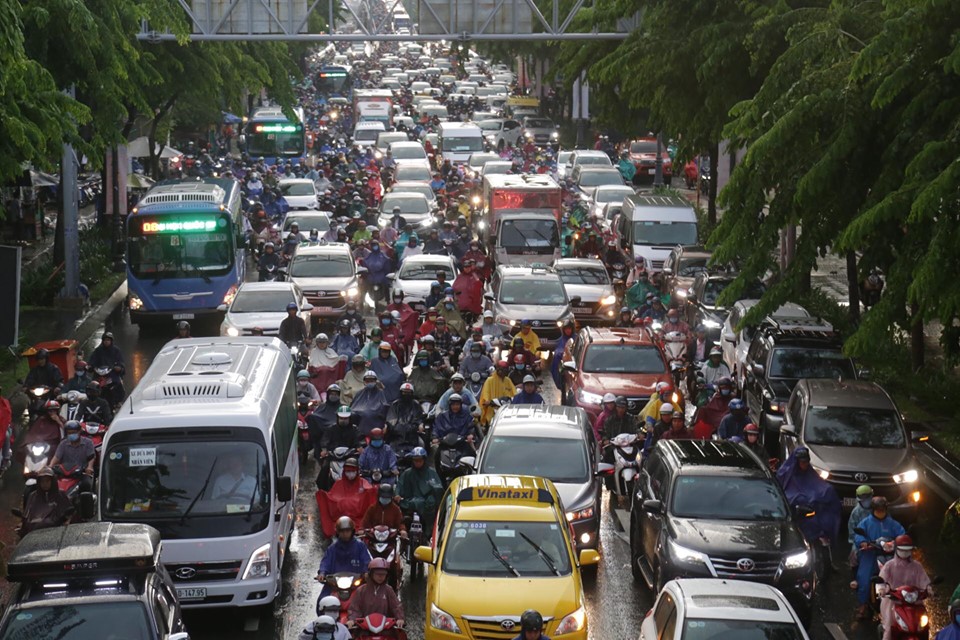 TP.HCM mưa mù trời, nước đổ như trút, người dân bật đèn chạy xe giữa ban ngày - 10
