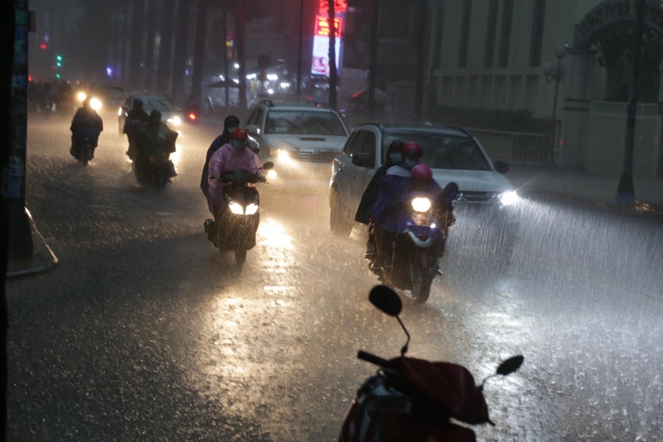 TP.HCM mưa mù trời, nước đổ như trút, người dân bật đèn chạy xe giữa ban ngày - 5