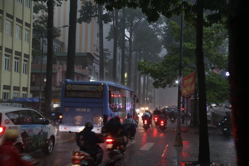 TP.HCM mưa mù trời, nước đổ như trút, người dân bật đèn chạy xe giữa ban ngày - 6