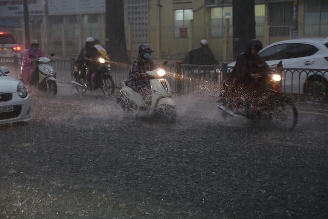 TP.HCM mưa mù trời, nước đổ như trút, người dân bật đèn chạy xe giữa ban ngày - 3