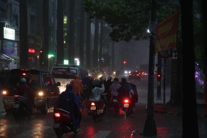 TP.HCM mưa mù trời, nước đổ như trút, người dân bật đèn chạy xe giữa ban ngày - 7