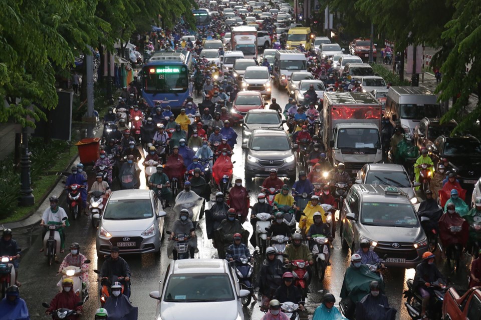 TP.HCM mưa mù trời, nước đổ như trút, người dân bật đèn chạy xe giữa ban ngày - 9
