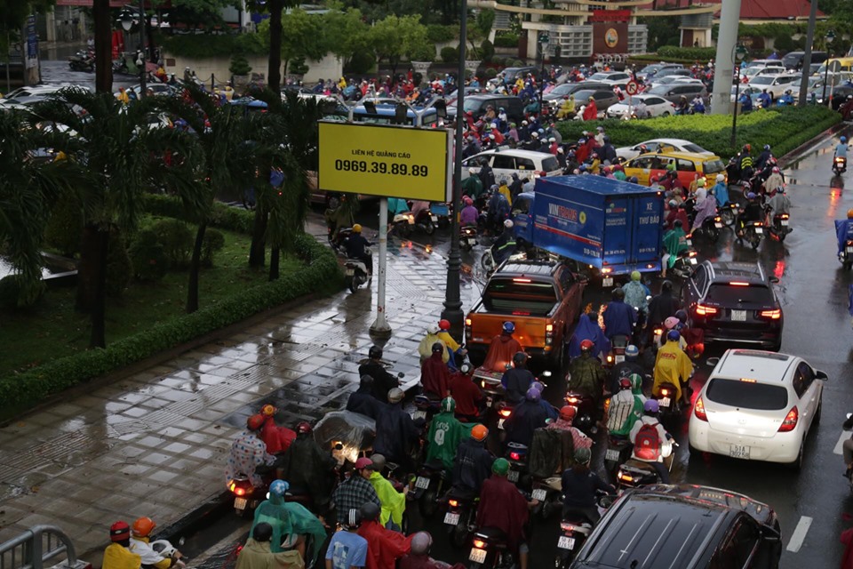 TP.HCM mưa mù trời, nước đổ như trút, người dân bật đèn chạy xe giữa ban ngày - 11