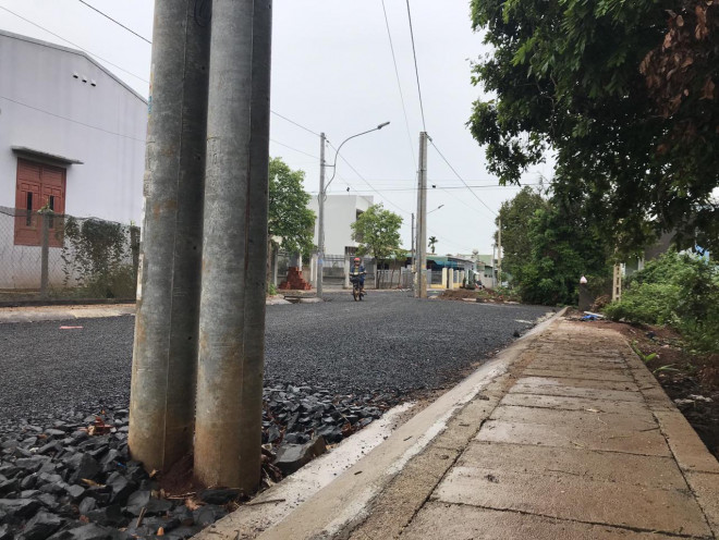 Chuyện lạ: Chỉnh trang đô thị bằng cách đưa cột điện... ra mặt đường - 2