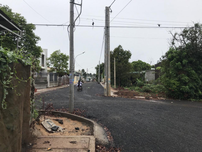 Chuyện lạ: Chỉnh trang đô thị bằng cách đưa cột điện... ra mặt đường - 3