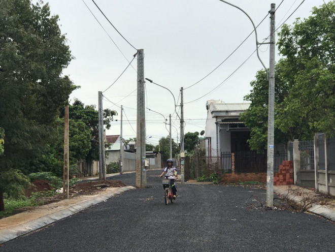 Chuyện lạ: Chỉnh trang đô thị bằng cách đưa cột điện... ra mặt đường - 4
