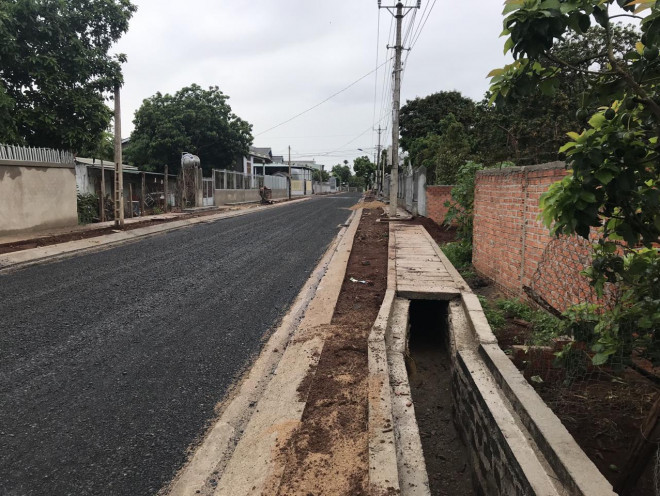 Chuyện lạ: Chỉnh trang đô thị bằng cách đưa cột điện... ra mặt đường - 5