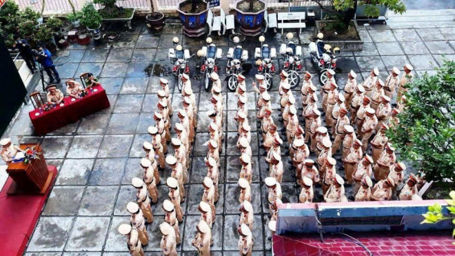 Dừng xe chạy quá tốc độ, phát hiện tài xế vi phạm nồng độ cồn kịch khung - 2