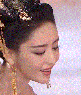 Mỹ nhân Tân Cương gây sốt với điệu vũ tiên sa khiến cơ thể thanh, gọn - 3