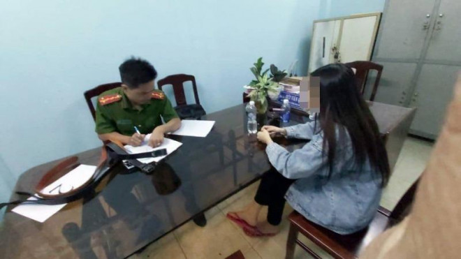 Tạm đình chỉ vụ đánh vợ, ép quan hệ để chụp ảnh ‘nóng’ - 1