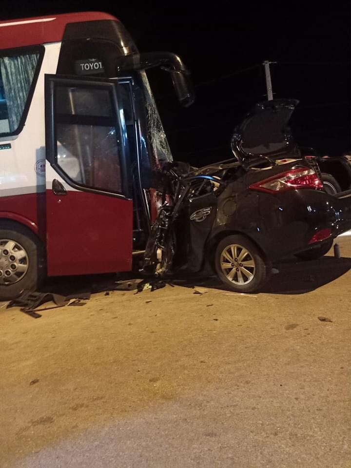 Ô tô 4 chỗ tông trực diện xe khách, 2 người thương vong - 2