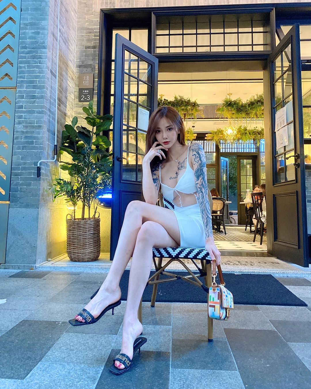 Xăm mình vẫn nữ tính: Cô nàng phủ kín người bằng mực cực xinh đẹp, triệu người mê - 2