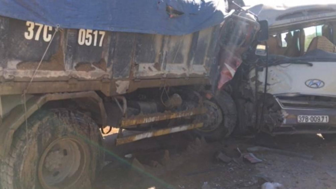 Xe khách đấu đầu xe tải trên QL7, "lùa" tiếp người đi xe đạp điện - 3