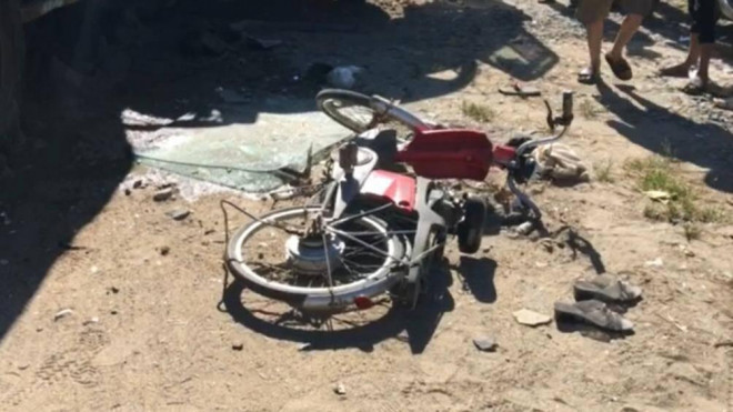 Xe khách đấu đầu xe tải trên QL7, "lùa" tiếp người đi xe đạp điện - 2