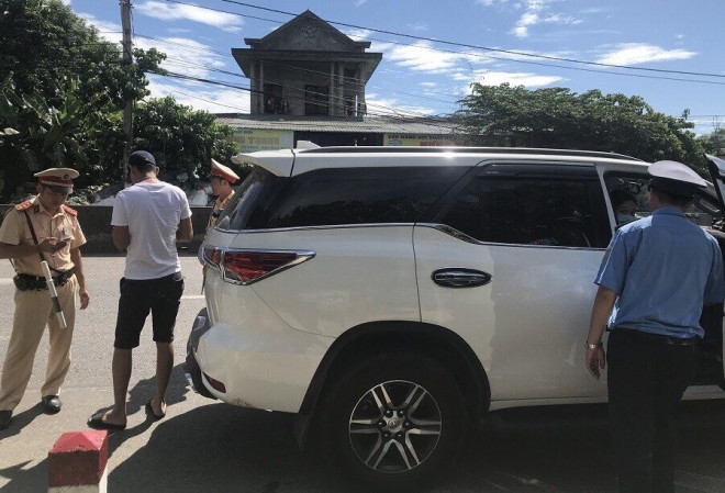 "Mục kích" xe trá hình, phụ xe buýt Huế - Đà Nẵng bị 3 người đánh - 3