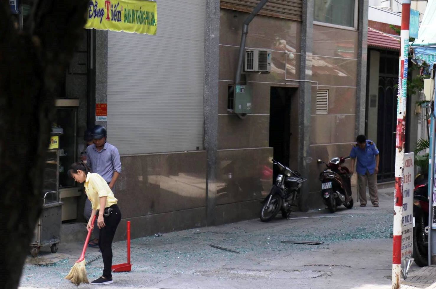 Tấm kính từ “trên trời” rơi xuống, nhiều người “đứng tim” - 2