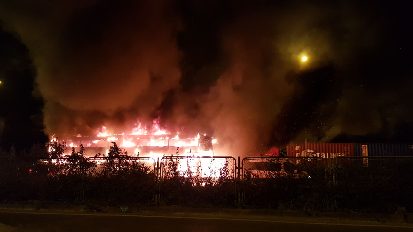 Hà Nội: Xe giường nằm bốc cháy dữ dội trên đường Vành đai 3 - 2