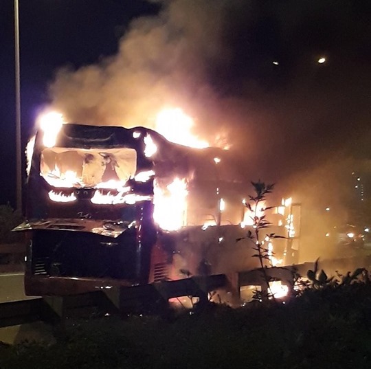 Hà Nội: Xe giường nằm bốc cháy dữ dội trên đường Vành đai 3 - 3