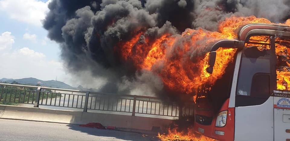 Xe khách giường nằm bốc cháy ngùn ngụt, hành khách hoảng loạn thoát thân - 2