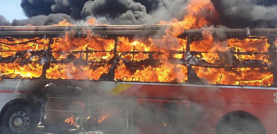 Xe khách giường nằm bốc cháy ngùn ngụt, hành khách hoảng loạn thoát thân - 3