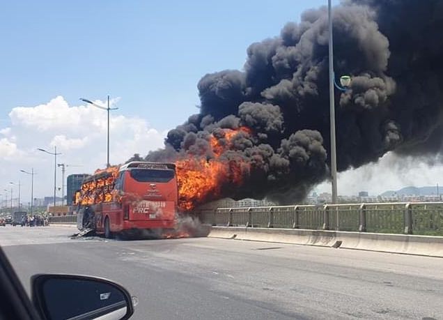 Xe khách giường nằm bốc cháy ngùn ngụt, hành khách hoảng loạn thoát thân - 4