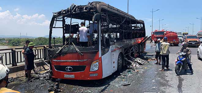 Xe khách giường nằm bốc cháy ngùn ngụt, hành khách hoảng loạn thoát thân - 6