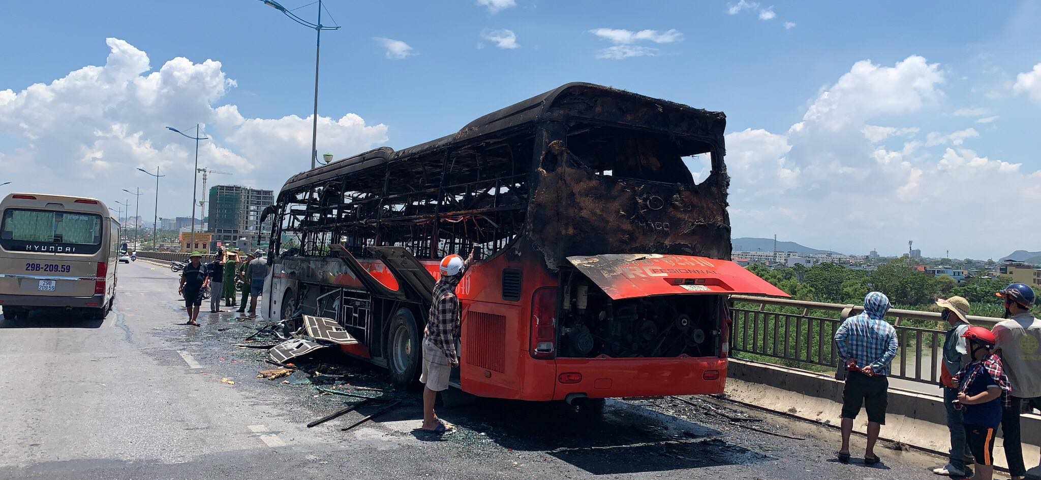 Xe khách giường nằm bốc cháy ngùn ngụt, hành khách hoảng loạn thoát thân - 7