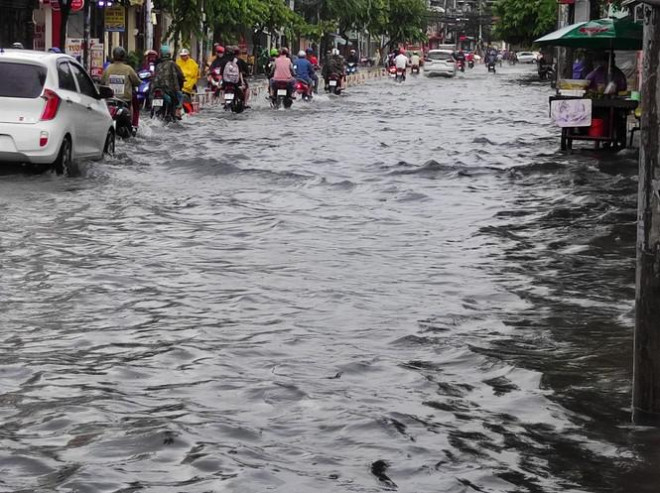 Nhiều tuyến đường Sài Gòn biến thành sông sau cơn mưa cuối tuần - 1