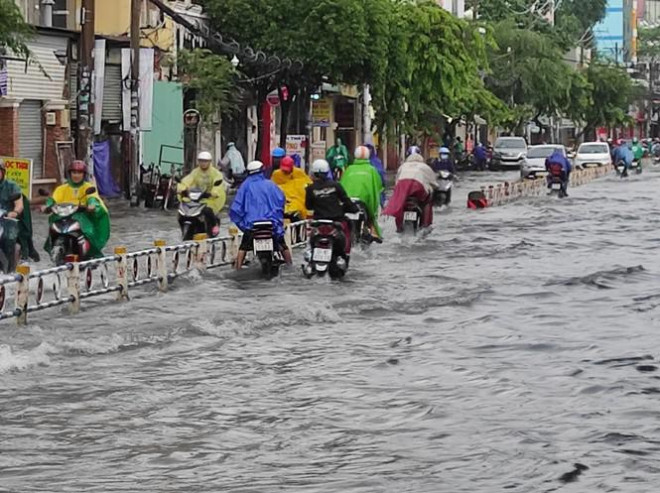 Nhiều tuyến đường Sài Gòn biến thành sông sau cơn mưa cuối tuần - 4