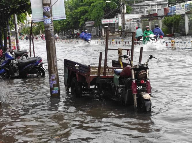 Nhiều tuyến đường Sài Gòn biến thành sông sau cơn mưa cuối tuần - 5