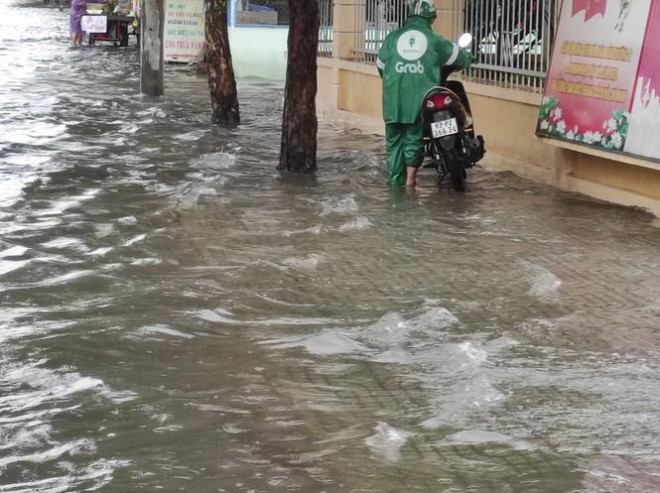 Nhiều tuyến đường Sài Gòn biến thành sông sau cơn mưa cuối tuần - 2