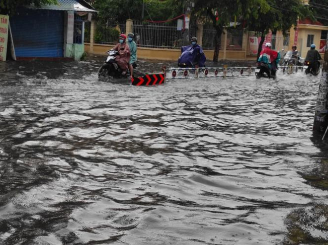 Nhiều tuyến đường Sài Gòn biến thành sông sau cơn mưa cuối tuần - 8