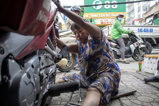 Người phụ nữ gần nửa thế kỷ sửa xe ở Sài Gòn - 3