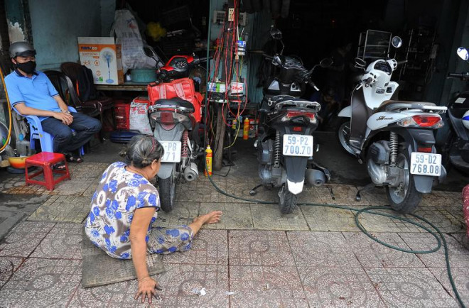 Người phụ nữ gần nửa thế kỷ sửa xe ở Sài Gòn - 6