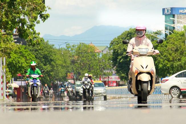 Bắc và Trung Bộ &#34;đỏ rực&#34; nắng nóng ngày cuối tuần - 1