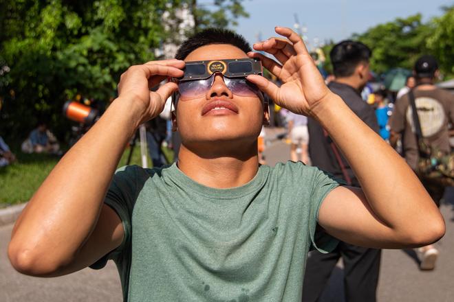 Người Hà Nội háo hức theo dõi nhật thực một phần sau 11 năm - 2