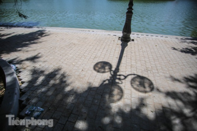 Diện mạo Hồ Gươm ra sao sau khi kè bê tông trường tồn, lát đá hoa cương? - 11